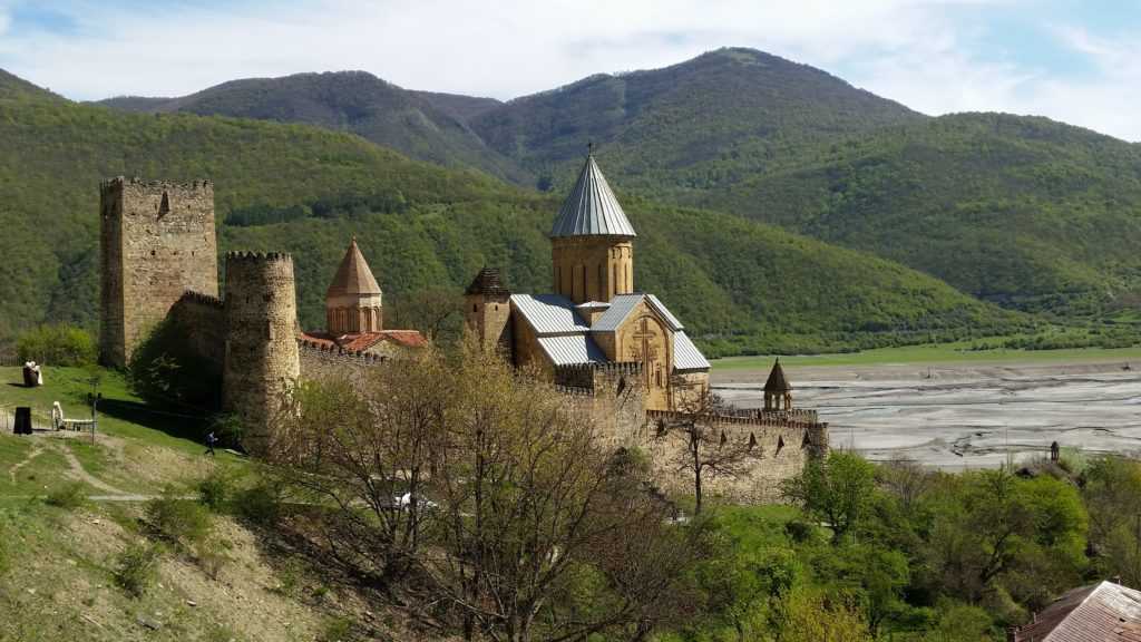 Фоторепортаж крепость ананури экскурсии по грузии