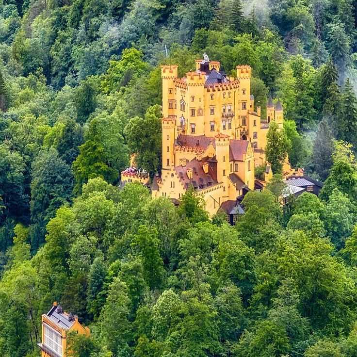Замок хоэншвангау, или романтическая резиденция баварских королей. фото