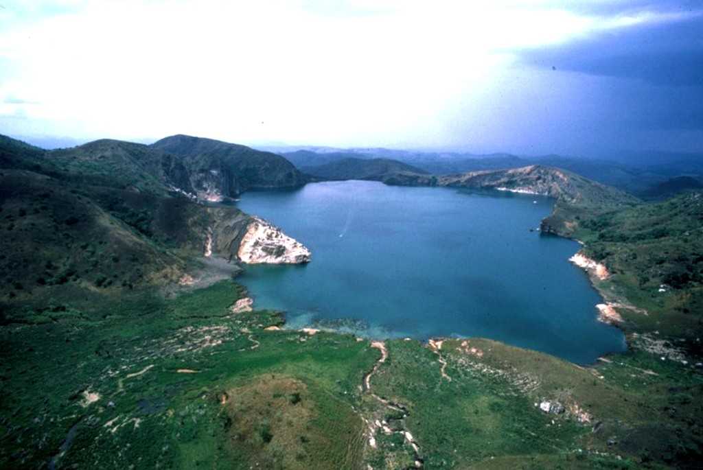 Озеро Ниос расположено в Камеруне, недалеко от границы с Нигерией Глубина озера доходит до 209 метров, а его площадь составляет около 1,6 кв км Как предполагают исследователи, это высокогорное озеро образовалось в провалившемся кратере потухшего вулкана,