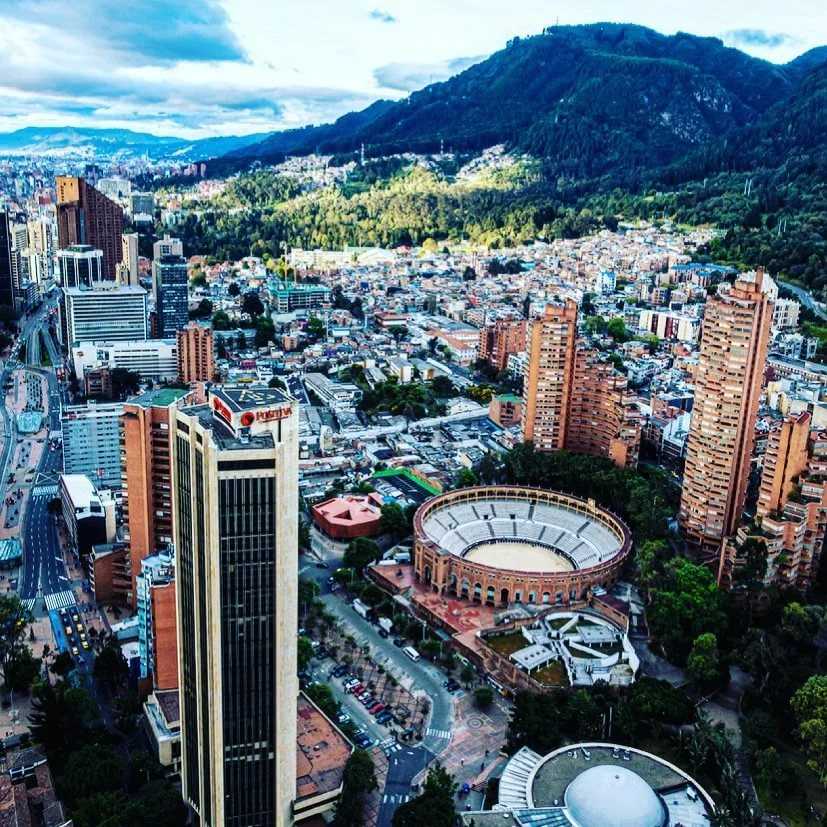 Фото города Богота в Колумбии Большая галерея качественных и красивых фотографий Боготы, на которых представлены достопримечательности города, его виды, улицы, дома, парки и музеи