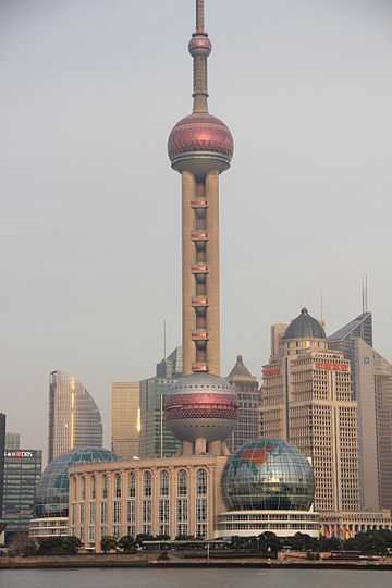 Телебашня «Восточная жемчужина» – обязательный пункт для посещения в Шанхае При взгляде на огромные разноцветные сферы, расположенные на вертикальной оси, нельзя не удивиться инженерному гению, сумевшему создать объект, поражающий одновременно колоссально