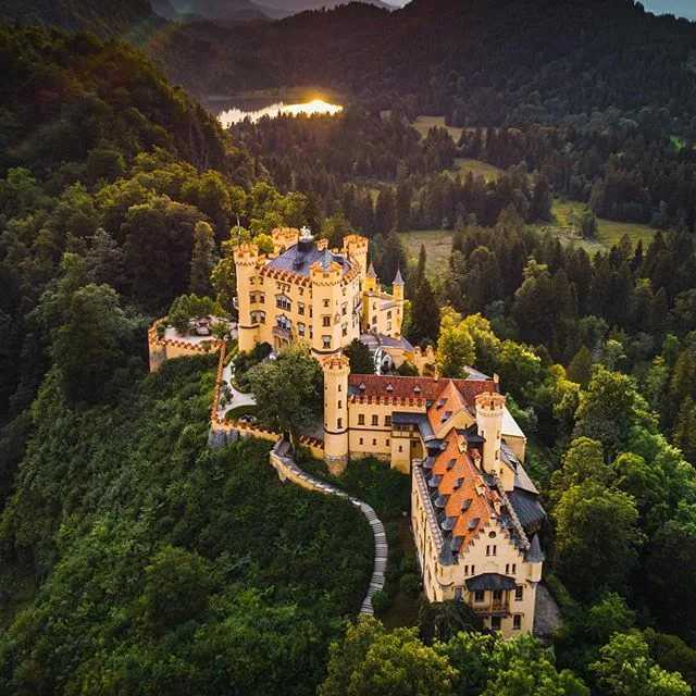Замок хоэншвангау в баварии – королевская резиденция на скале