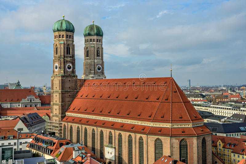 Фрауэнкирхе – главный храм Мюнхена, великолепный образец готической архитектуры и один из самых почитаемых соборов Германии. Фрауэнкирхе является кафедральным собором католической архиепархии Мюнхена и Фрайзинга.