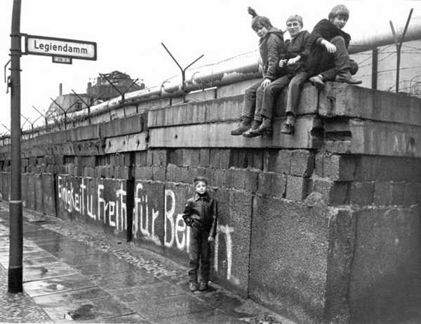 Берлинская стена ️ история строительства и возведения границы между гдр и фрг, общая протяженность, причины падения сооружения, интересные факты