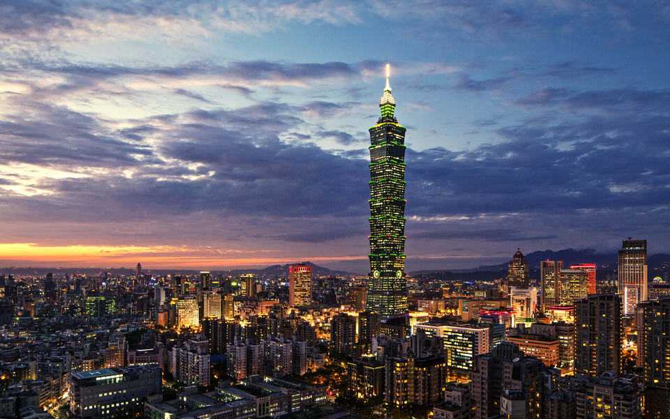 Тайбэй 101 относится к числу самых известных в мире небоскребов, впечатляющих не только своей грандиозностью, но и оригинальным, не похожим ни на какие другие архитектурным решением Это великолепное высотное здание находится в столице непризнанной Китайск