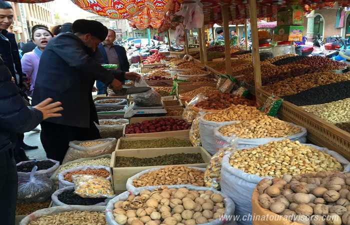 Город кашгар.  гуляем по рынку, кушаем лепешки из тандыра.