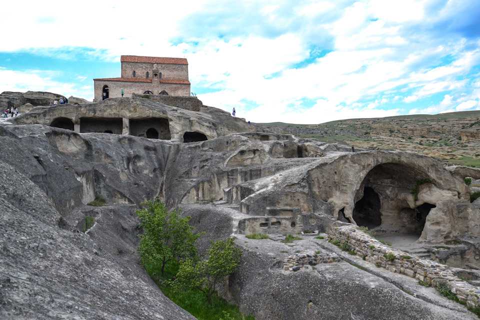 Уплисцихе – древнейшее укрепленное поселение на Кавказе, одна из ярких археологических и архитектурных достопримечательностей Грузии. Это целый комплекс рукотворных пещер и коридоров, высеченных в склоне горного отрога на левом берегу реки Мтквари (Куры),