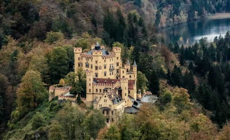 Замок хоэншвангау, или романтическая резиденция баварских королей. фото