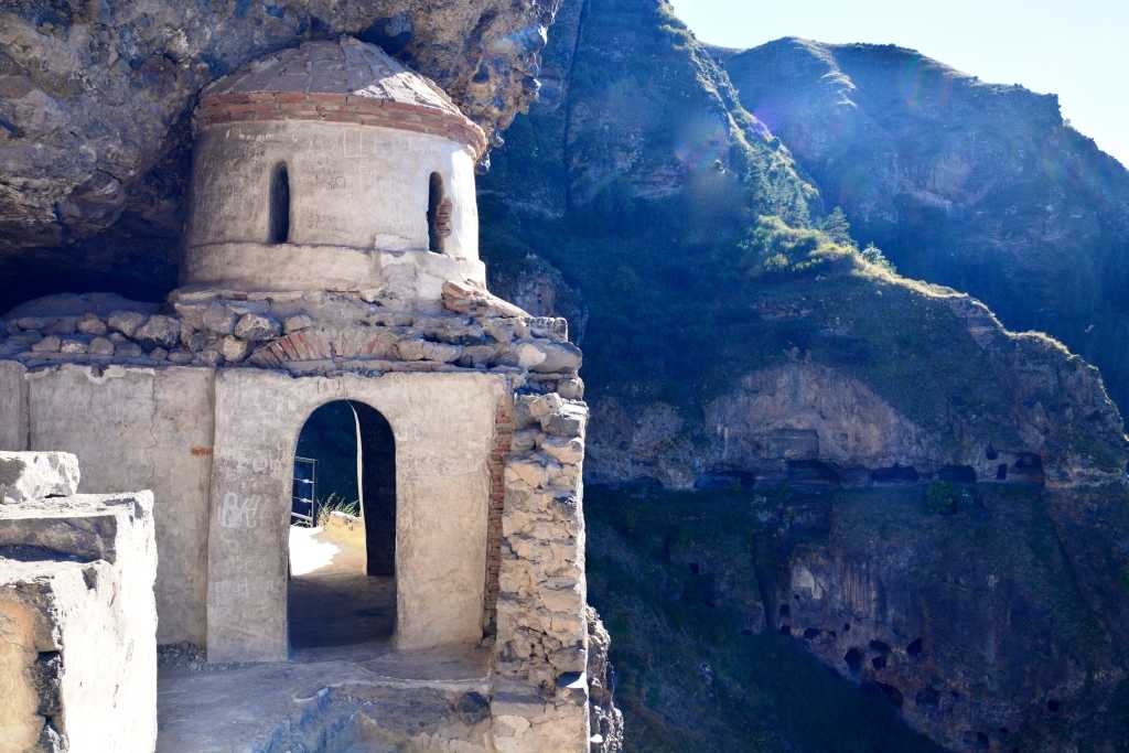 Монастырь и пещерный город вардзиа