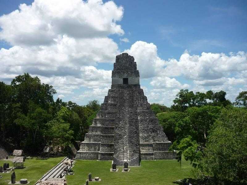 Тикаль — столица Мутульского царства, один из самых известных и крупных древних городов Майя.