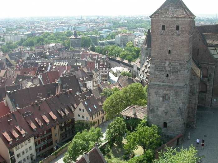 Нюрнберг — единственный крупный город Германии, который в значительной степени сумел сохранить до настоящего времени свои средневековые черты. Его называют самым немецким городом, олицетворением духа страны. Это второй по величине город Баварии. Река Пегн
