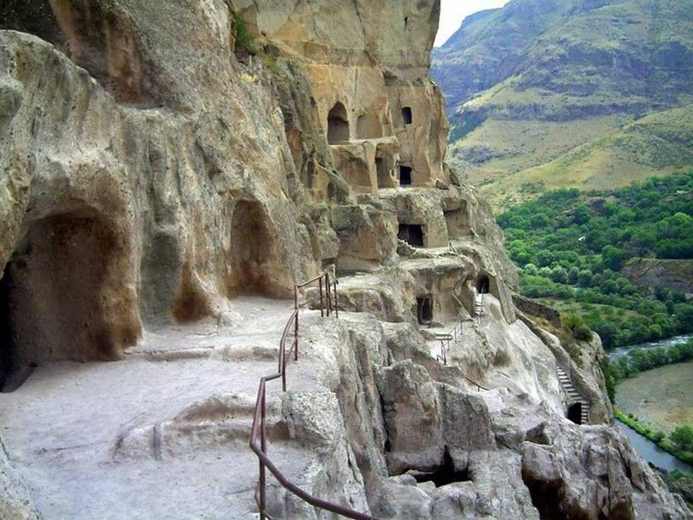 Вардзия: город и монастырь в пещере