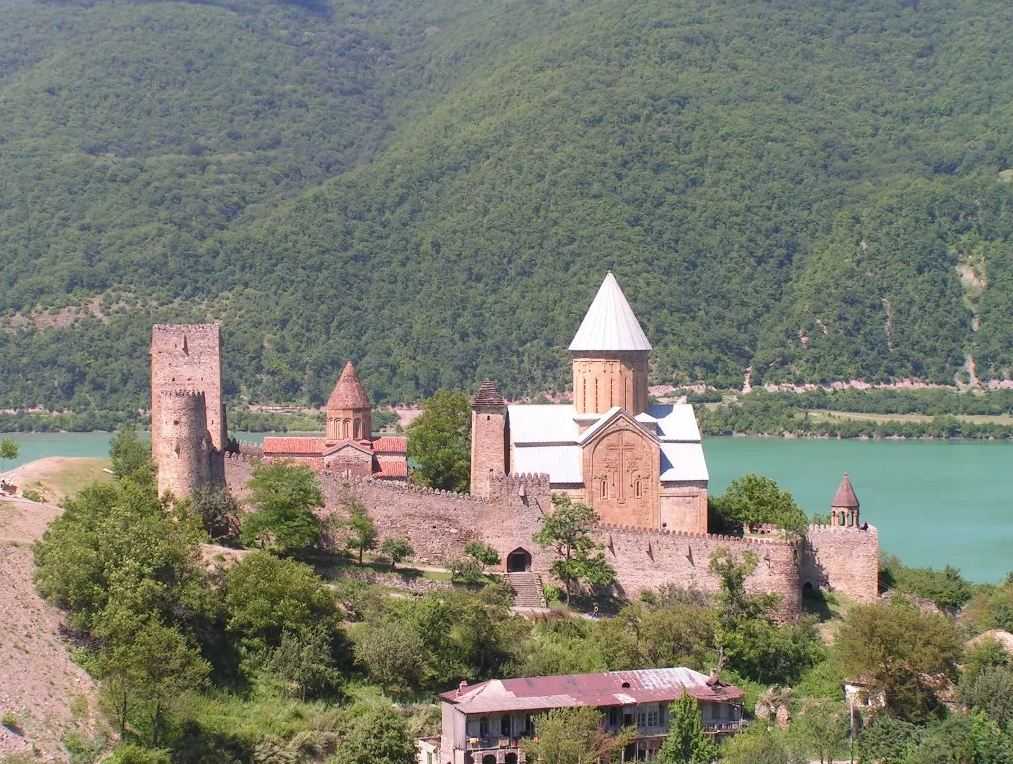 Ананури - крепость в грузии эпохи раннего феодализма