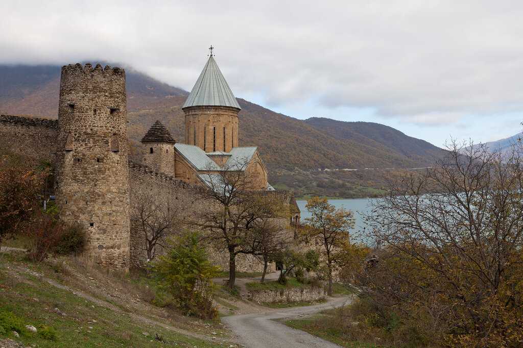 Крепость ананури: достопримечательность грузии, которую вы должны увидеть
