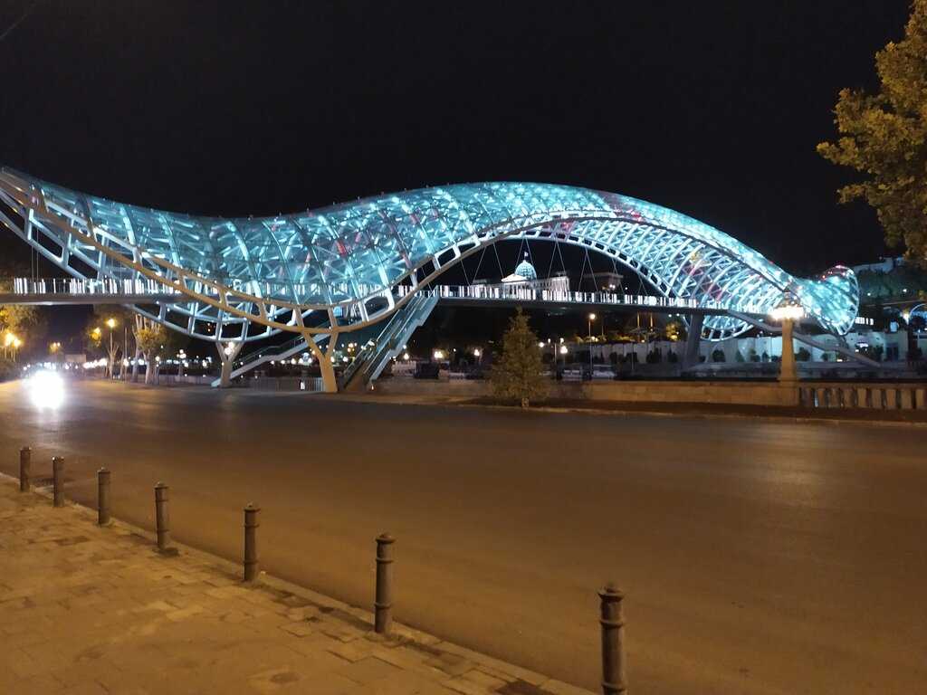 Пешеходный мост Мира через реку Кура – одна из достопримечательностей города Тбилиси. В столице Грузии это эффектное строение открыли весной 2010 года. Мост Мира соединяет расположившиеся на левом берегу реки кварталы Старого Тбилиси с недавно обустроенны