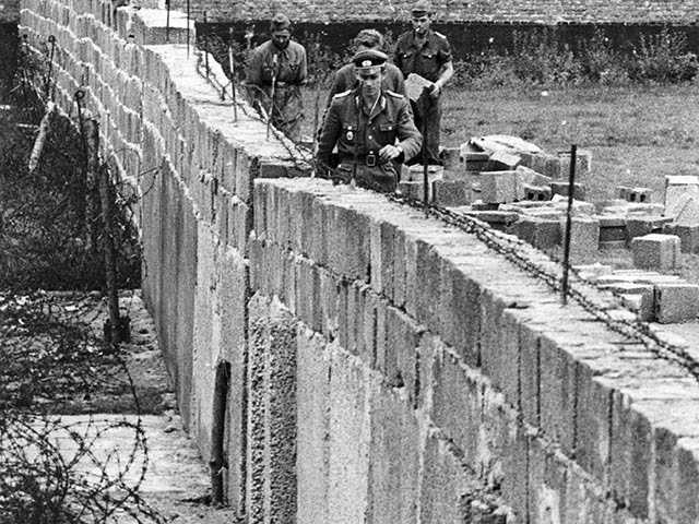Берлинская стена: история создания и падения