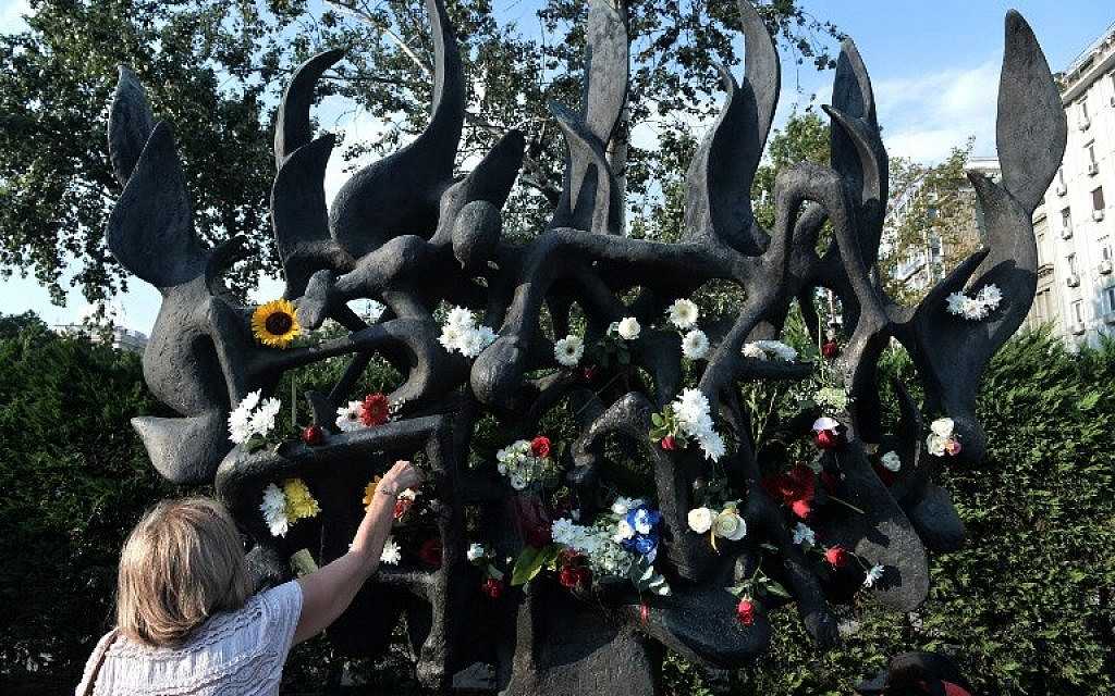 Советский военный мемориал и памятник воину-освободителю в трептов-парке в берлине. фото