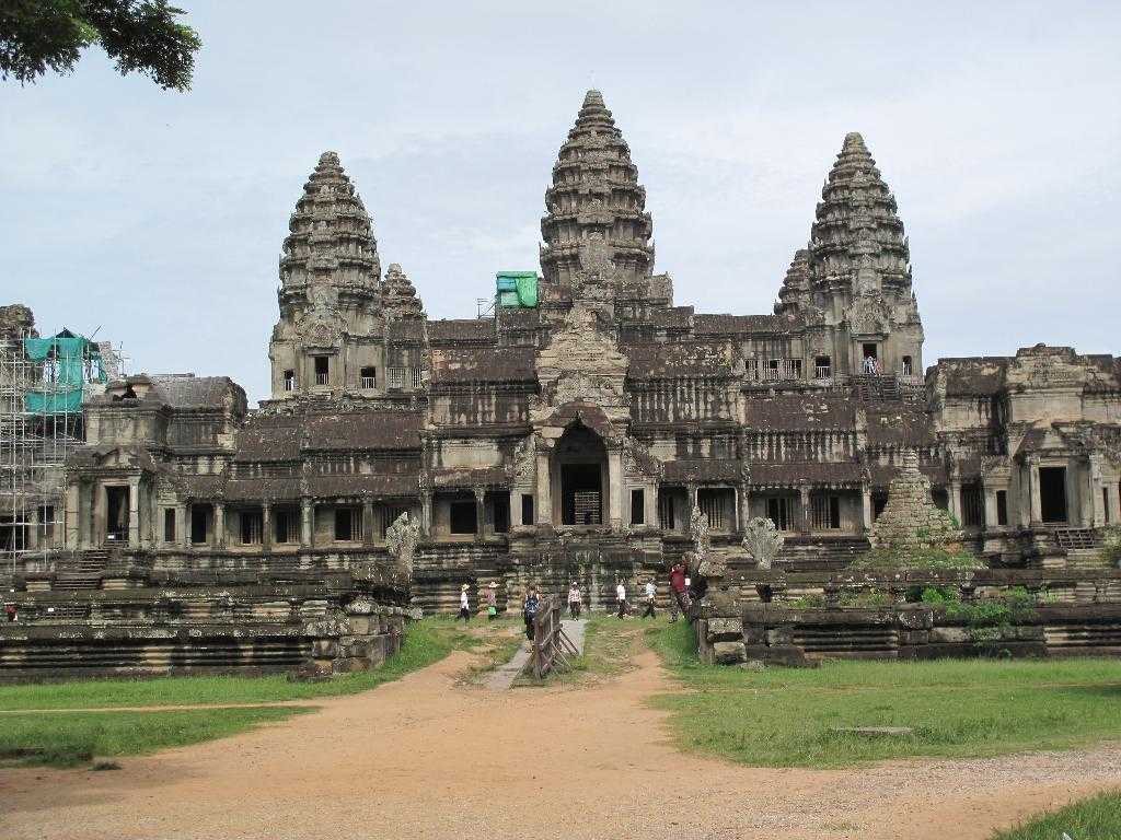 Ангкор Тхом —  храм в древнем городе Ангкор, занимает второе место по известности во всем храмовом комплексе, после Ангкор Вата