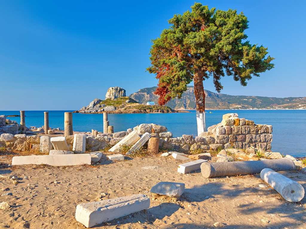 Остров Кос, входящий в греческий архипелаг Додеканес и третий в нем по величине после Родоса и Карпатоса, уютно расположился в юго-восточной части Эгейского моря. От Родоса его отделяет примерно 100 км, а от самого большого острова Греции – Крита – почти