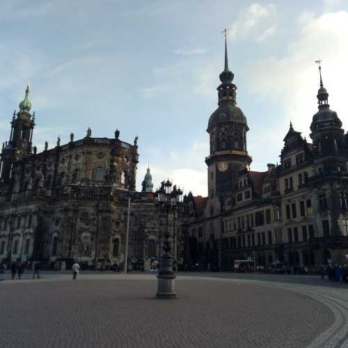 Фото города Дрезден в Германии. Большая галерея качественных и красивых фотографий Дрездена, на которых представлены достопримечательности города, его виды, улицы, дома, парки и музеи.