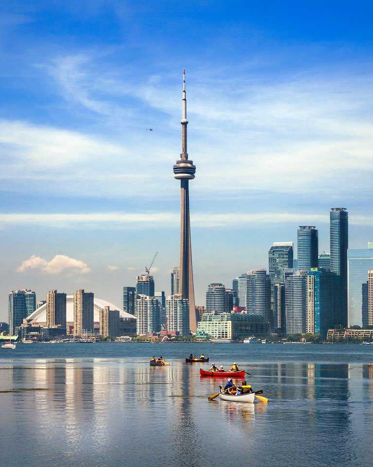 Торонто с населением 5,1 млн человек, выходцами из разных стран — самый большой мегаполис Канады Сегодня трудно поверить в то, что на месте этого сияющего города, цитадели большого бизнеса, в 1790 году было малярийное болото