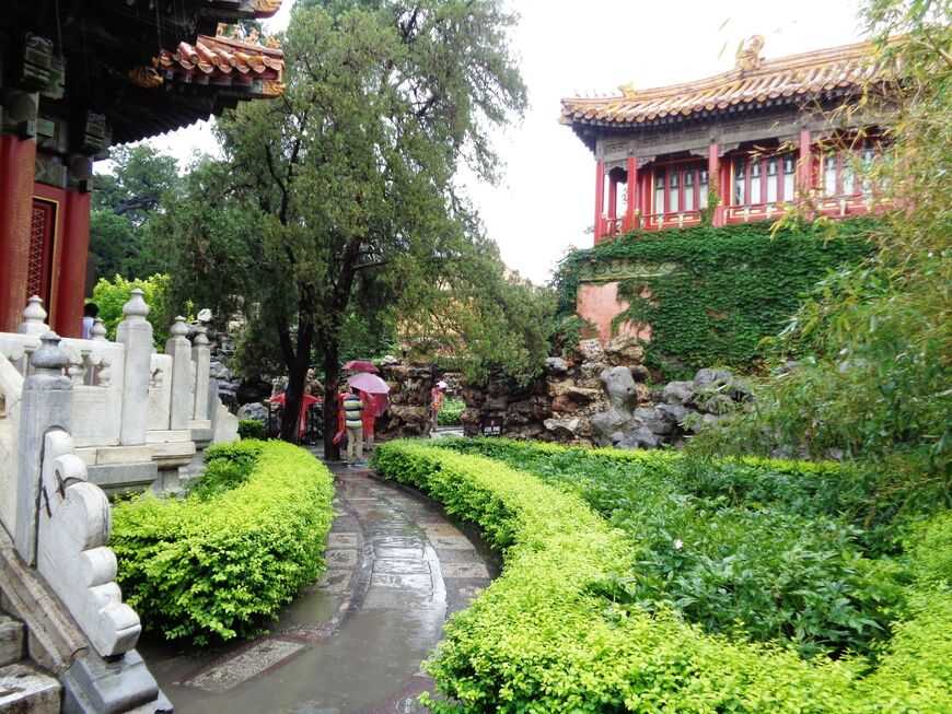 Летний императорский дворец — дворцово-парковый ансабль, резиденция императоров династии Цин в Пекине, его еще называют «Сад заботы о покое в старости»