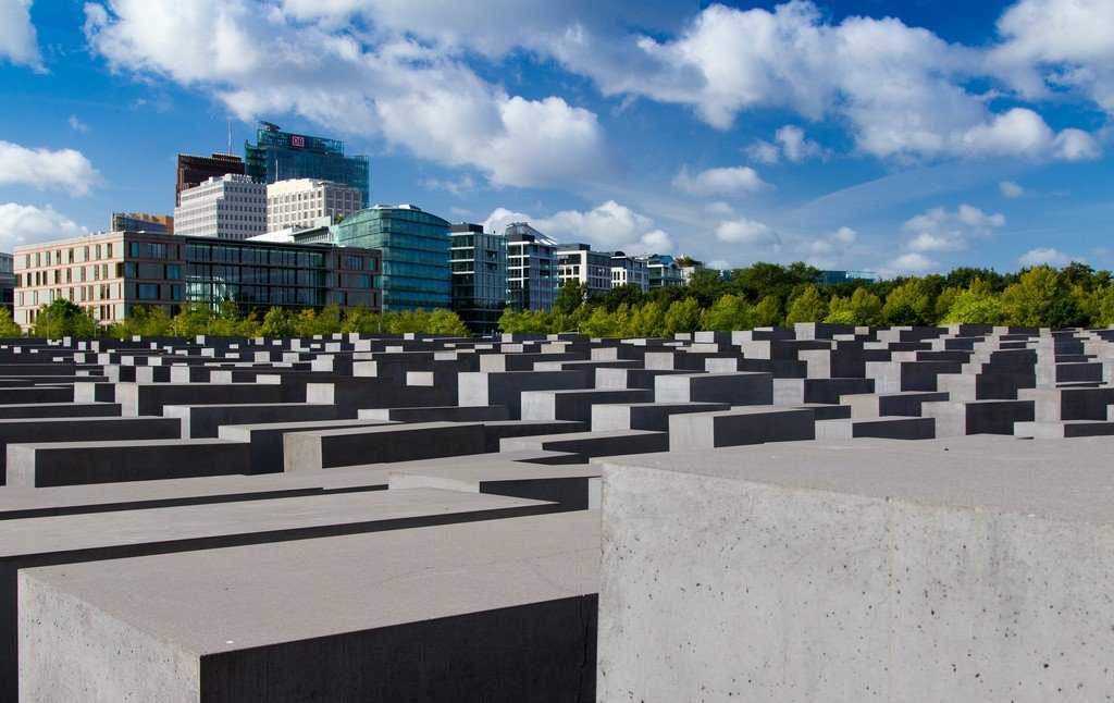 Тысячи бетонных блоков: что известно о памятнике холокосту