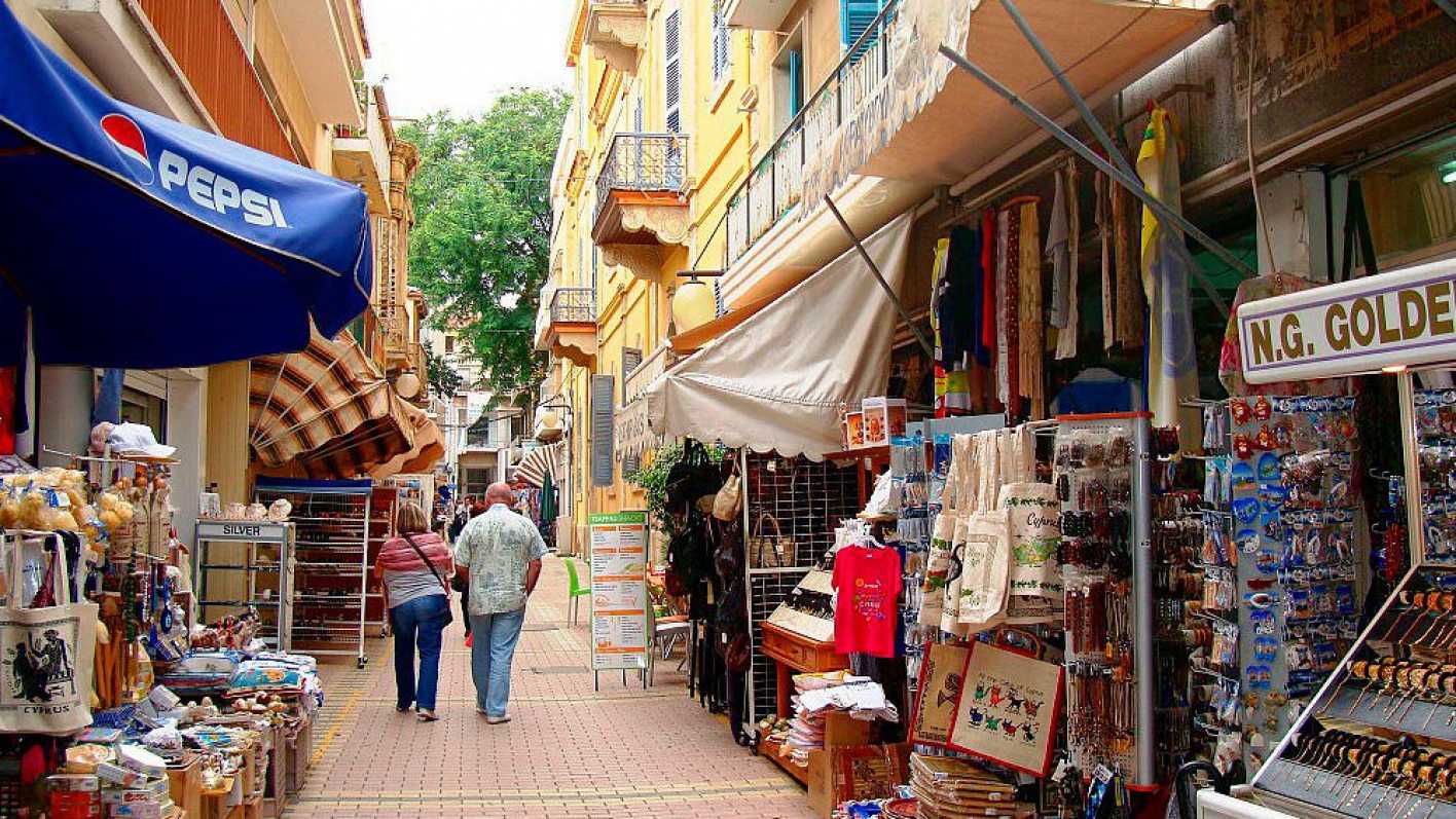 Cyprus shopping. Кипр магазины. Торговая улица. Кипр сувениры. Ларнака улицы.