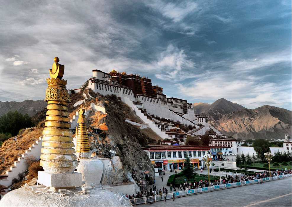 Лхаса — историческая столица Тибета и центр Тибетского автономного района в Китайской Народной Республике, один из самых высокогорных городов мира (3650 м), место, где жил далай-лама