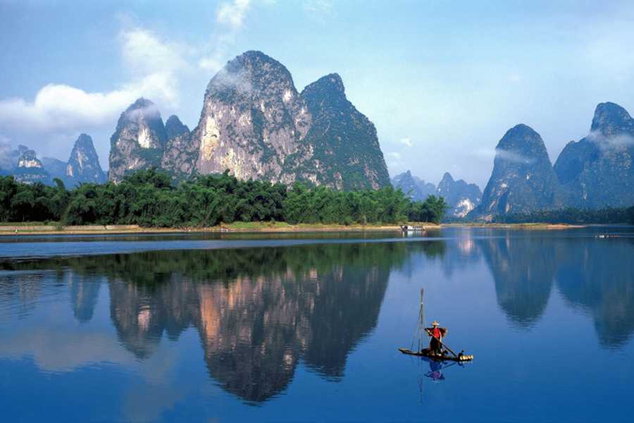 Река Ли является одним из красивейших водных объектов на планете Она начинается в горах Маоэр и протекает в Гуанси-Чжуанском округе в Китае  Рядом с ней простираются зеленые холмы и причудливые горные пики Река Ли удивительно чиста и невероятно прозрачна