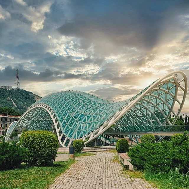 Стеклянный мост мира в тбилиси | грузия близко