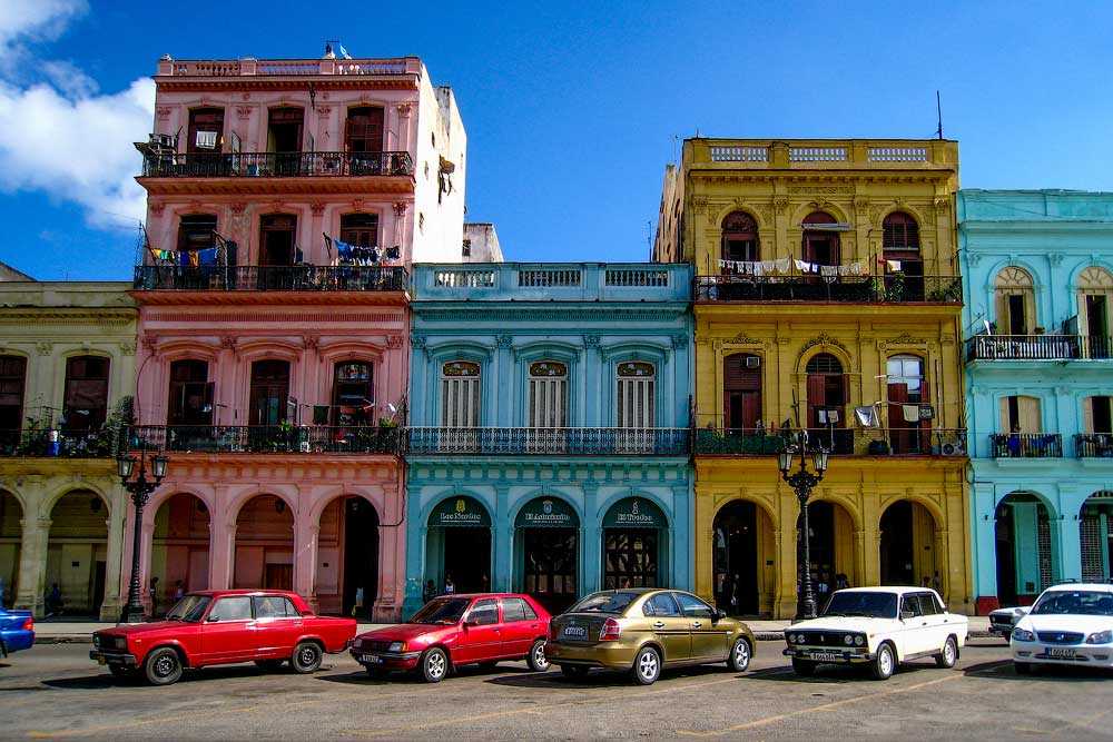 Кубинское домашнее. Куба здания Гавана. Сьюдад-де-ла-Гавана архитектура. Сьюдад-де-ла-Гавана города Кубы. Гавана Куба дома.