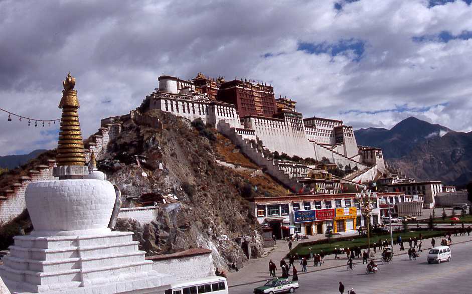 Дворец Потала — самое гигантское архитектурное сооружение Тибета, было крепостью и резиденцией Далай-ламы, политическим центром власти в стране, и в то же время благодаря своему изобилию произведений искусства и сокровищ также впечатляющим свидетельством