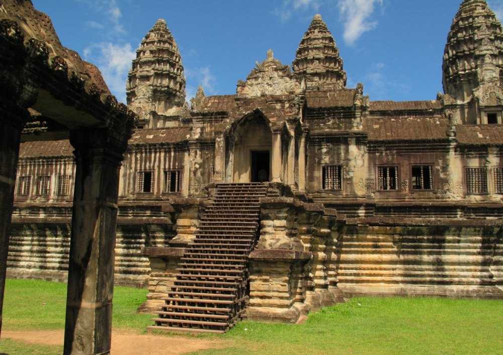 Ангкор-Ват — центр древнего города Ангкор и самый величественный храм Камбоджи, который притягивает сюда толпы туристов Ни один из нескольких десятков храмов Ангкора не может сравниться с Ангкор-Ват по красоте