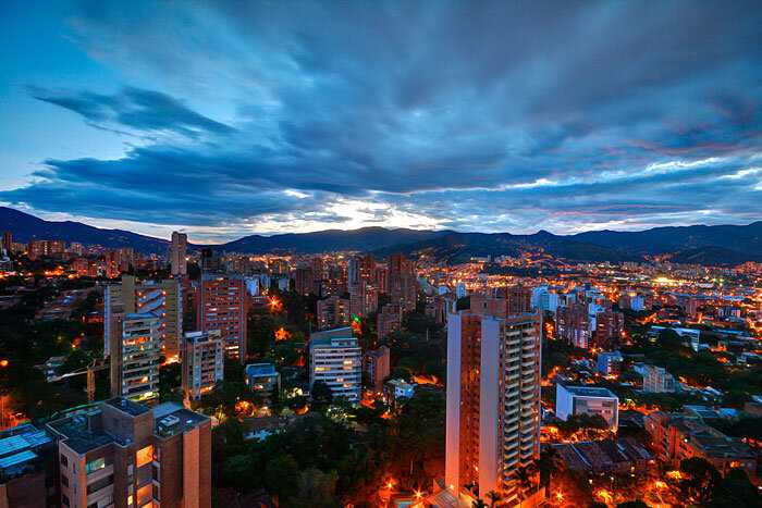 Медельин — второй по величине город Колумбии, столица провинции Антиокиа и "терра-паиса" Город был основан в 1616 году на высоте 1538 м над уровнем моря Долина Абурро, чьи склоны занимают городские кварталы Медельина, имеет прекрасный климат, ср