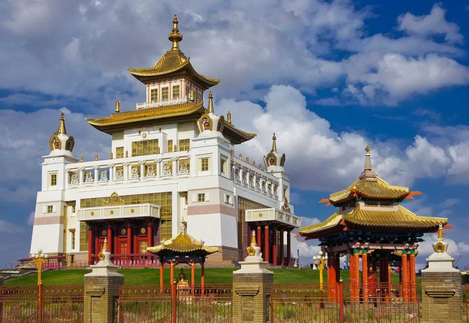 Храм Нефритового Будды – одна из немногих ныне действующих буддистских обителей Шанхая, гостеприимно открывшая свои двери для туристов Впечатляющая архитектура и уникальные святыни не оставят равнодушным ни одного гостя