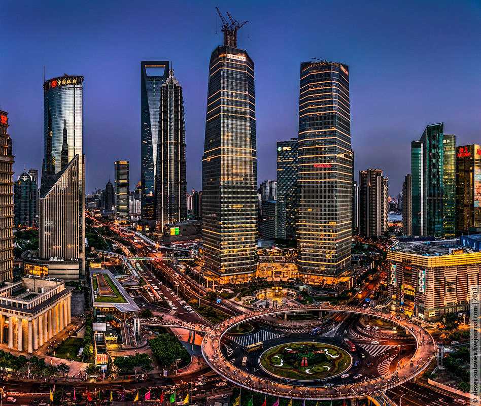 Шанхай — самый населенный город в мире, расположен в устье реки Янцзы Первоначально это была маленькая приморская рыболовецкая деревня, теперь же – громадный город, крупный порт, сочетающий культуру современного и традиционного Китая
