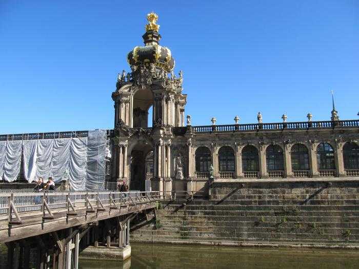 Цвингер – знаменитый дворцовый комплекс и один из самых выдающихся музейных центров Европы. Он расположен в историческом центре старинного немецкого города Дрезден, столицы Саксонии. Наиболее известное из собраний Цвингера – Дрезденская картинная галерея,
