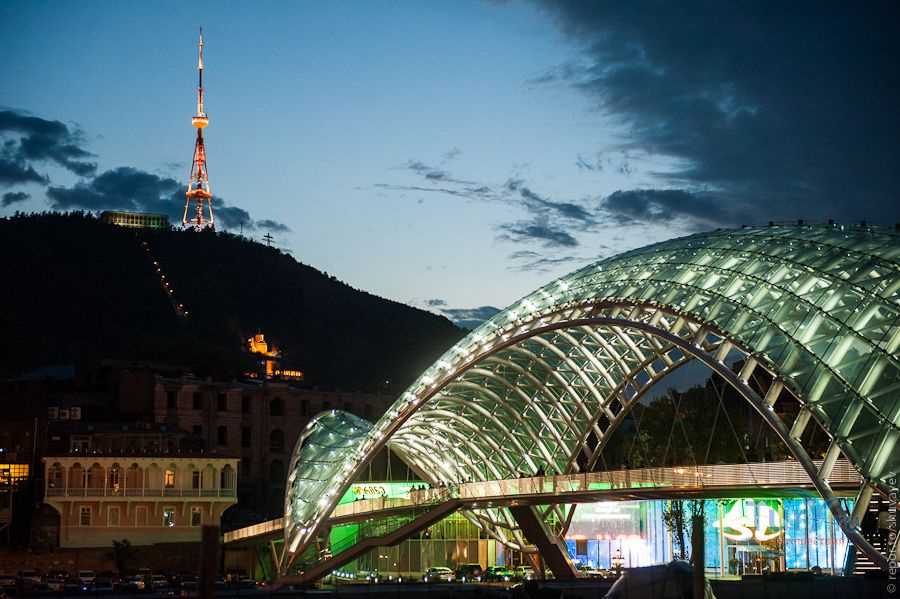 Мост мира в тбилиси, грузия