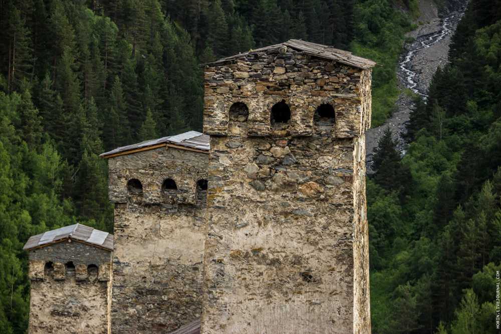 Сванские башни – средневековые укрепления на территории Сванетии, считающиеся одним из символов горной Грузии. Предположительно, они использовались в качестве сторожевых постов. Когда наступала опасность, на верху каменных построек зажигали оповестительны