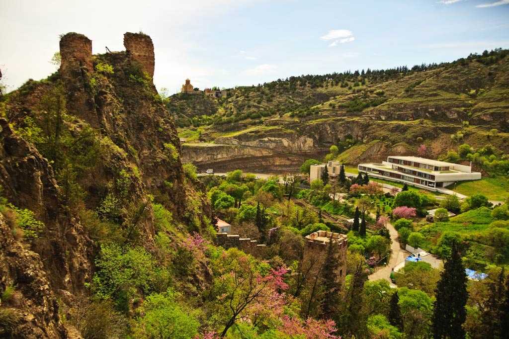 Старинная крепость нарикала: неприступная цитадель, возвышающаяся над тбилиси