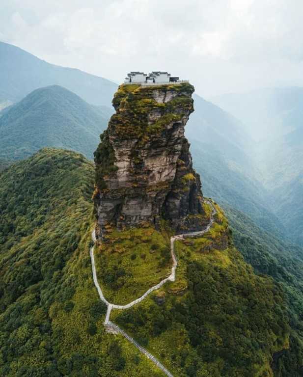 Национальный Парк Лушань — горный регион потрясающей красоты, где находится большой пик Ханг Янь высотой 1474 м над уровнем моря