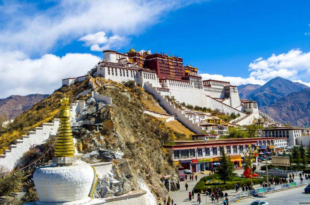 Лхаса — историческая столица Тибета и центр Тибетского автономного района в Китайской Народной Республике, один из самых высокогорных городов мира (3650 м), место, где жил далай-лама