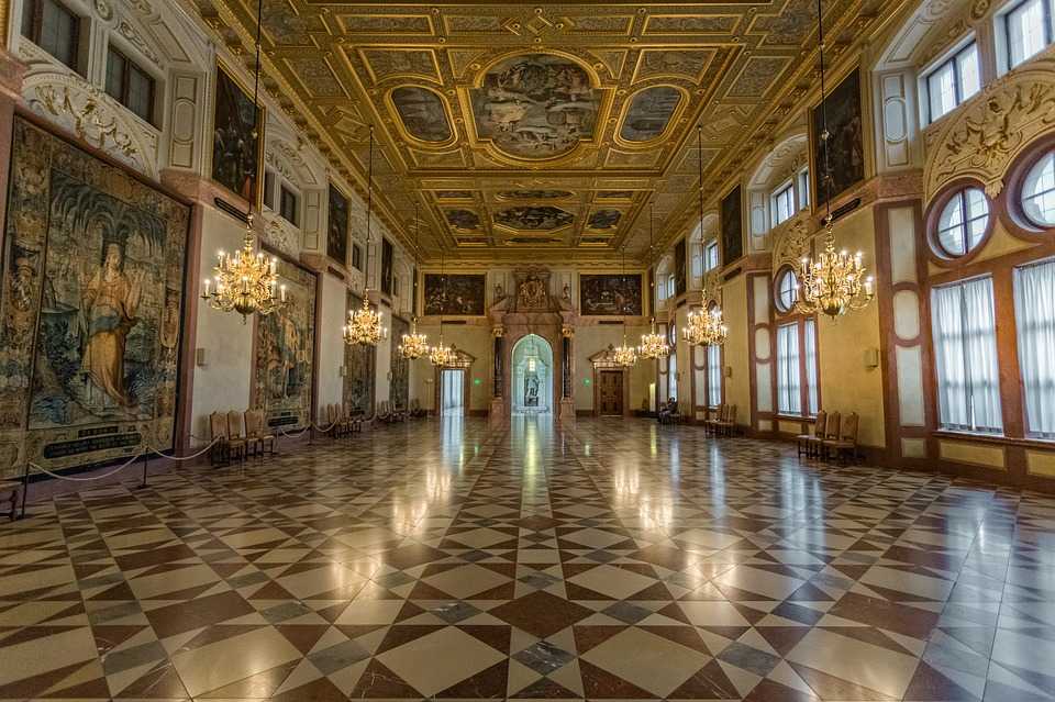 Изысканный и утончённый дворец нимфенбург в мюнхене