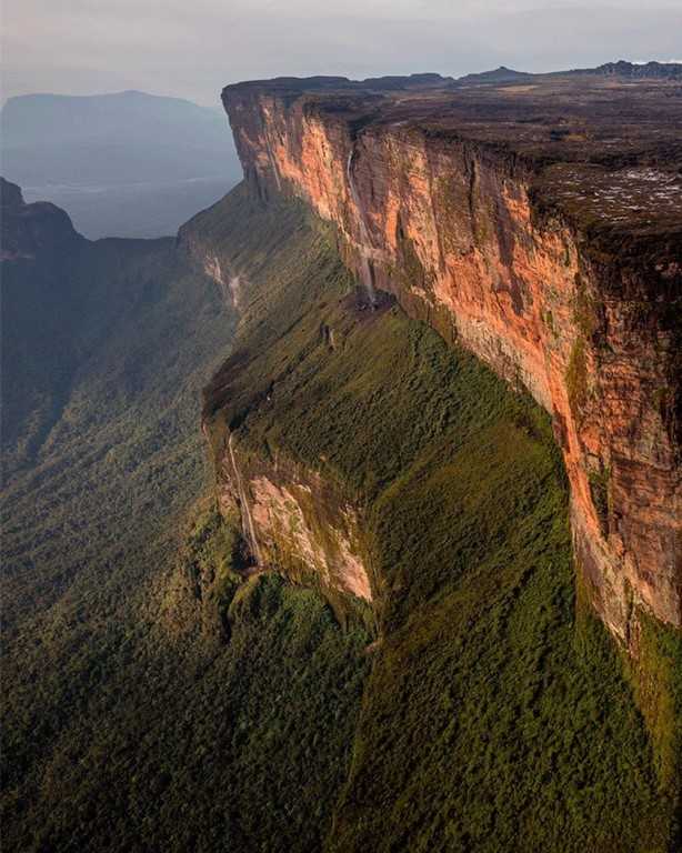 Рорайма – столовая гора и одна из главных достопримечательностей латиноамериканского континента. Плоская вершина горы поднимается высоко над облаками. Путешественникам, покорившим Рорайму, кажется, что они оказались на другой планете: настолько нереалисти