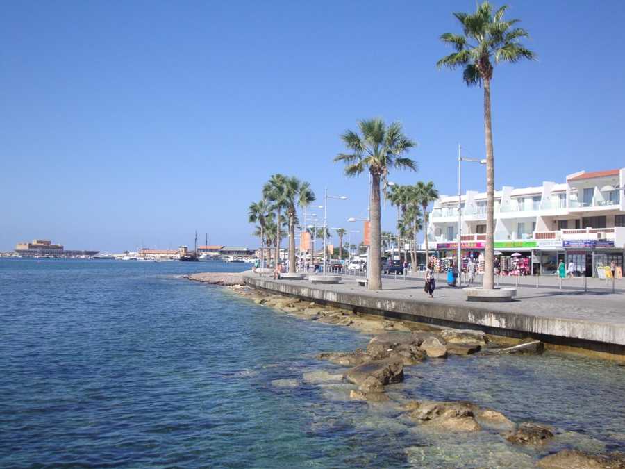 Овеянный легендами город Пафос расположился на юго-западном побережье острова Кипр, вблизи отрогов горной цепи Троодос Этот самый маленький административный центр Республики Кипр известен как один из наиболее престижных курортов Средиземноморья и место, х