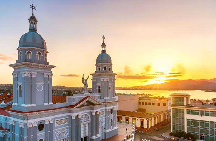 Фото города Сантьяго-де-Куба в Кубе Большая галерея качественных и красивых фотографий Сантьяго-де-Куба, на которых представлены достопримечательности города, его виды, улицы, дома, парки и музеи