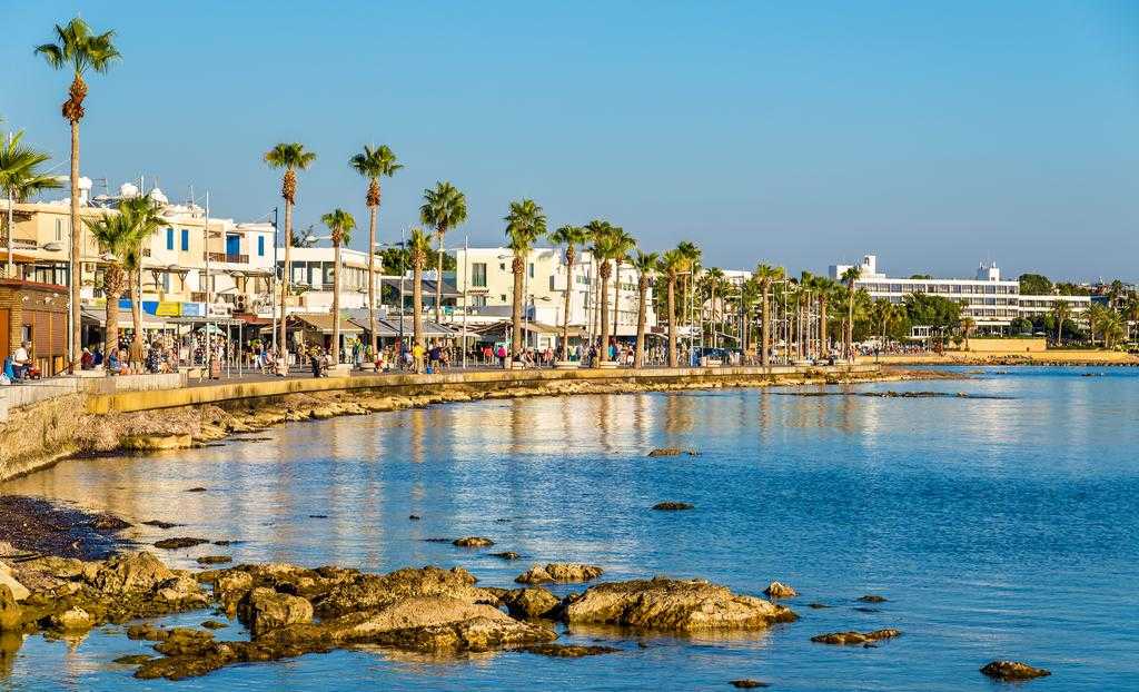 Овеянный легендами город Пафос расположился на юго-западном побережье острова Кипр, вблизи отрогов горной цепи Троодос Этот самый маленький административный центр Республики Кипр известен как один из наиболее престижных курортов Средиземноморья и место, х