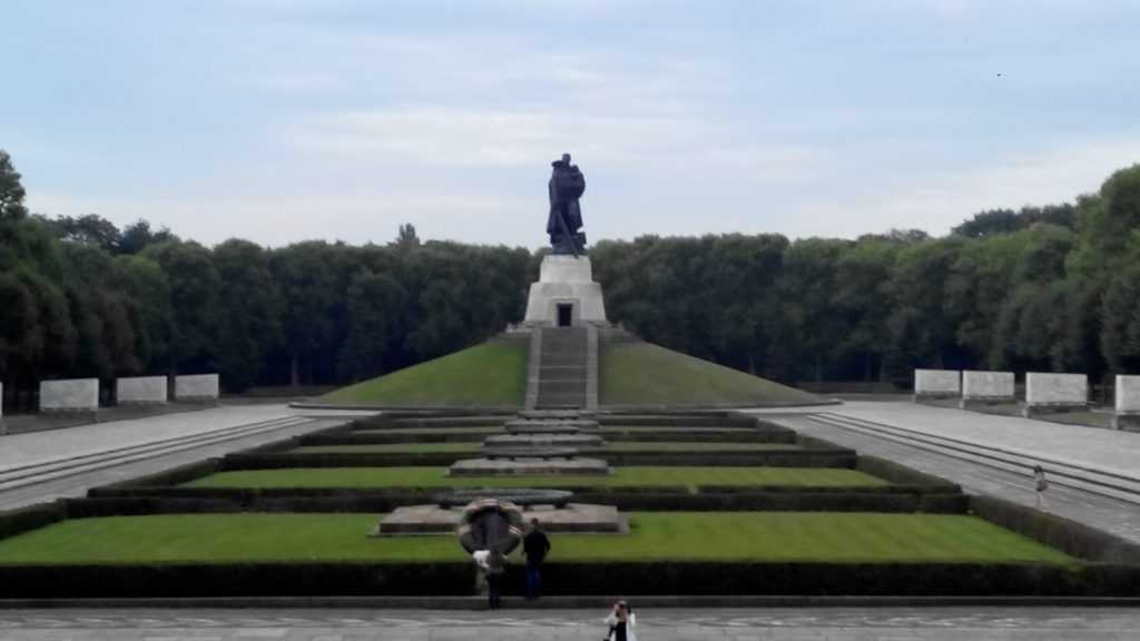 Трептов-парк в берлине. воин-освободитель, мемориал, чем заняться, отели рядом, фото, видео, как добраться – туристер. ру