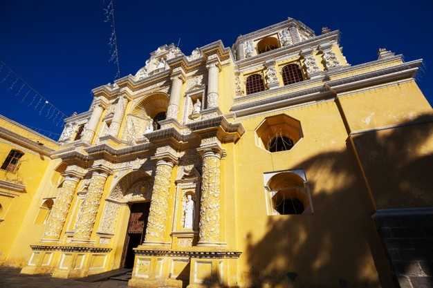 Фото города Антигуа-Гватемала в Гватемале. Большая галерея качественных и красивых фотографий Антигуа-Гватемалы, на которых представлены достопримечательности города, его виды, улицы, дома, парки и музеи.